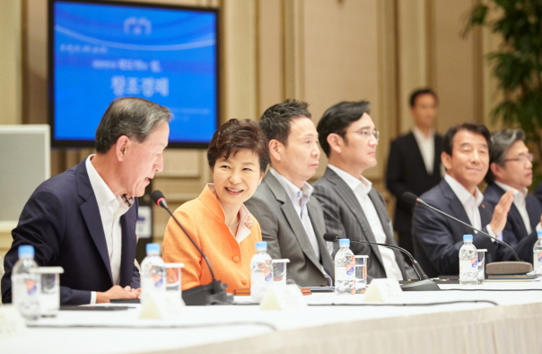 박근혜 대통령은 24일 전국 창조경제혁신센터장과 대기업 총수들과의 오찬에서 “유망한 청년들에게 좋은 일자리가 많이 제공될 수 있도록 신규 채용에도 적극적으로 나서주기를 바란다고 밝혔다. / 청와대 제공