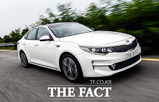기아차, 5년 만에 신형 K5 출시 K5 2.0 가솔린은 K5 라인업 중 인기가 가장 높은 모델로 최다 판매량이 기대되며 1.7 디젤은 K5 라인업에 처음으로 도입된 모델로 완성차 시장에 돌풍을 일으키고 있는 수입 디젤차와 당당히 대결을 펼친다. 신형 K5를 대표하는 이 두 모델을 <더팩트>가 직접 타고 달렸다./기아자동차 제공