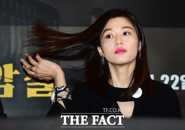 여성들의 워너비, 전지현의 메이크업 비밀은? 원조 국민 첫사랑 전지현인 지난 13일 영화 암살 시사회에서 광채나는 피부와 입술 색상으로 여성들의 눈길을 사로잡으며 다시 한번 워너비로 올라섰다./배정한 기자