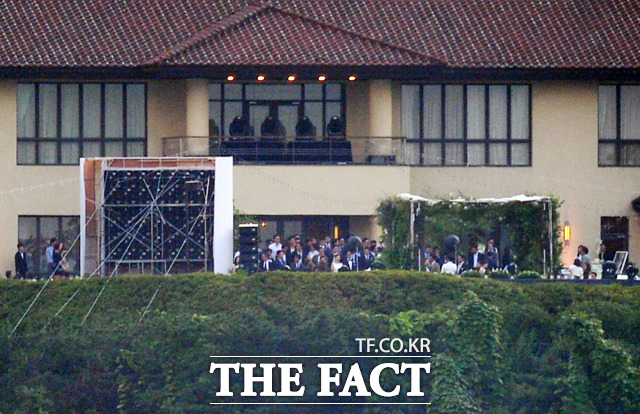 세기의 결혼식, 배용준 박수진 배우 배용준과 박수진의 결혼식이 27일 오후 서울 광진구 자양동 쉐라톤 애스톤하우스에서 비공개로 열린 가운데 <더팩트>가 단독으로 이들의 결혼식 장면을 카메라에 담았다. /문병희·남윤호 기자