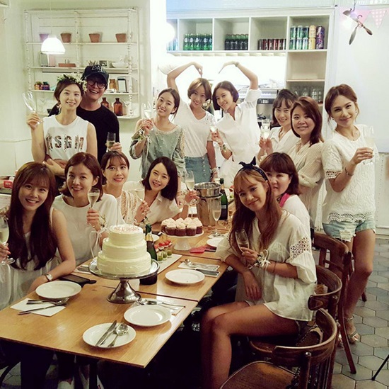 27일 백년가약을 맺는 배용준 박수진 부부와 하미모멤버들. 배우 전혜빈이 자신의 인스타그램에 박수진의 결혼을 축하하며 브라이덜 샤워 인증샷을 공개했다./전혜빈 인스타그램