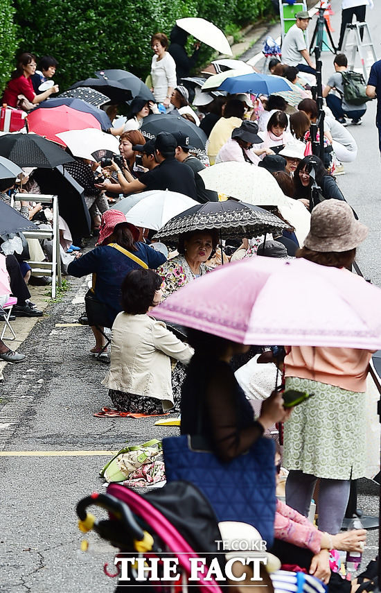 욘사마가 품절남이 되다니 배용준 박수진 결혼식을 보기위해 일본에서 한걸음에 달려온 팬들이 오전부터 호텔 앞에 질서정연한 모습으로 줄을 서 있다. /배정한 기자