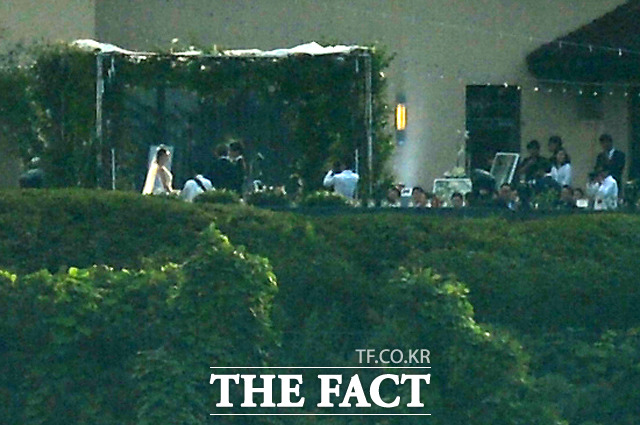 배용준 박수진 결혼식. 배우 배용준과 박수진이 27일 서울 광장돈 쉐라톤 워커힐 애스톤하우스에서 가족 및 지인의 축하 속에 결혼식을 올리고 있다. /남윤호 기자