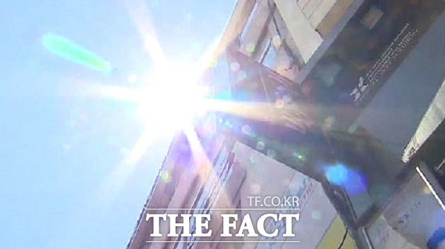 30도가 훌쩍 넘는 여름은 스마트폰 발열 현상을 더욱 심하게 만들 수 있다. 따라서 시중에서 판매하고 있는 쿨패드 등을 사용하는 것이 좋다. /더팩트DB