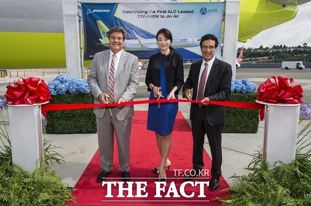 진에어, 보잉 737-800 신규 도입 28일 진에어는 미국 시에틀에 있는 보잉 딜리버리 센터에서 신규 제작한 B737-800 항공기 1대의 인수식을 진행했다. 존 플루거 에어 리스 코퍼레이션 사장, 조현민 진에어 전무, 이산 무니어 보잉 동북아시아 세일즈 선임 부사장(왼쪽부터) / 진에어 제공