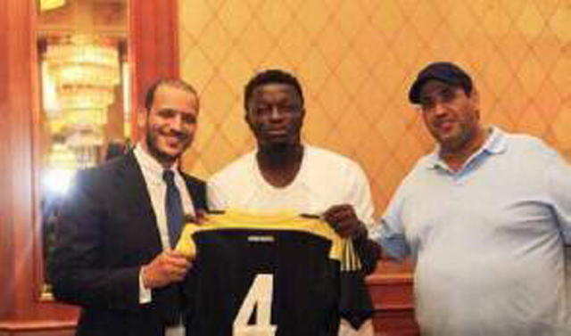 문타리 사우디행 설리 문타리(가운데)가 28일 알 이티하드에 입단했다. / 가나웹포털닷컴 홈페이지