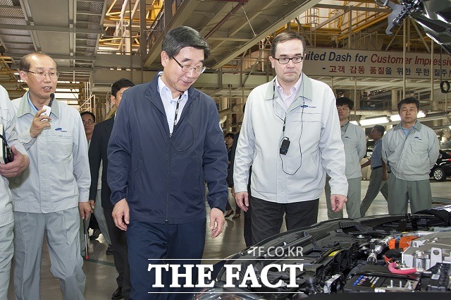 이기권 노동부 장관, 르노삼성 부산공장 방문 이기권 고용노동부 장관(왼쪽에서 두 번째)이 28일 르노삼성자동차 부산공장을 방문해 노사 간담회를 진행, 양측의 상생과 협력을 당부했다. / 르노삼성자동차 제공