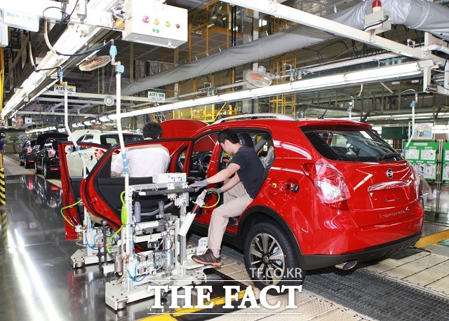 쌍용차, 임금협상 마무리 조합원 62.4% 찬성  쌍용자동차가 28일 진행된 임금협상 잠정 합의안에 대한 조합원 찬반투표에서 62.4%의 찬성률로 2015년 임금 협상을 최종 마무리했다고 29일 밝혔다. /쌍용자동차 제공