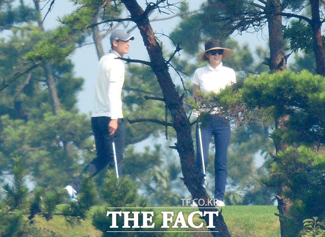 우리도 함께 했어요~배용준 박수진 골프 허니문에 함께 동행한 정조국(왼쪽)-김성은 부부도 골프 게임을 즐기면서 오랜만에 여유있는 시간을 보내고 있다.  / 남해 = 임영무 기자