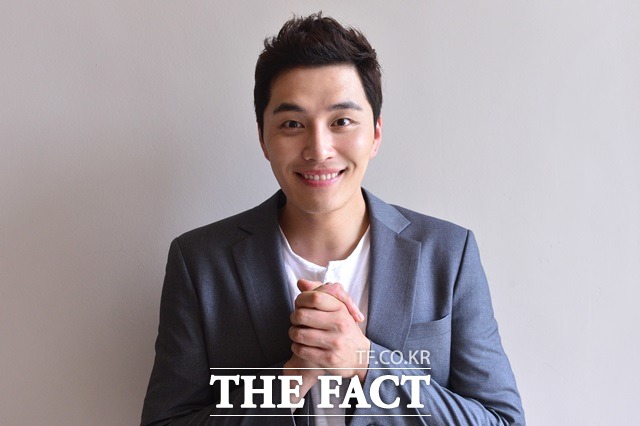 환하게 웃어요. 민우혁은 좋아하는 연기를 실컷 하고 있는 요즘이 가장 기쁘다. /남윤호 기자