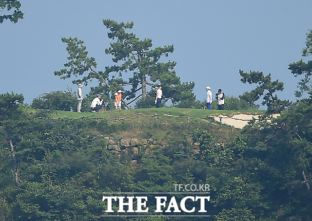 영화의 한 장면? 배용준-박수진 부부와 정조국-김성은 부부의 라운드는 마치 영화의 한 장면을 보는 것처럼 아름다운 바다를 배경으로 펼쳐졌다. /남해 = 배정한 기자