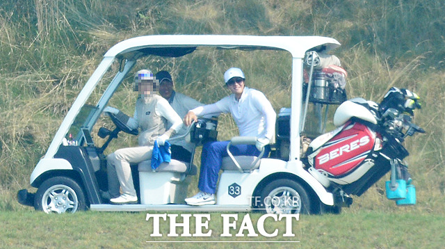 배용준은 전날 오후  경남 남해에 있는 사우스케이프 스파앤스위트에 도착한 뒤 하룻밤을  보내고 다음날인 29일 오후 이곳 골프클럽에서 아내 박수진과 라운드를 즐겼다. /남해=임영무 기자