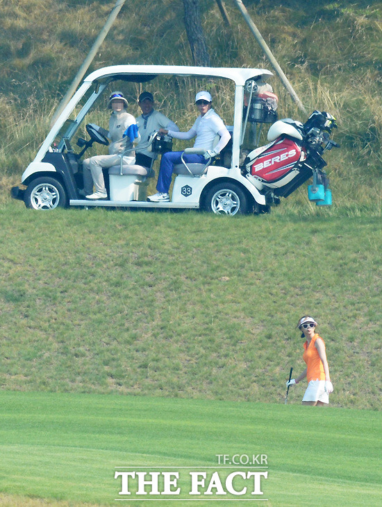 아내 박수진의 샷을 사랑스런 눈길로 29일 오후 배용준 박수진 부부는 신혼여행지인 경남 남해에서 골프 라운드를 즐기면서 행복한 시간을 보내고 있다.  /남해 = 임영무 기자