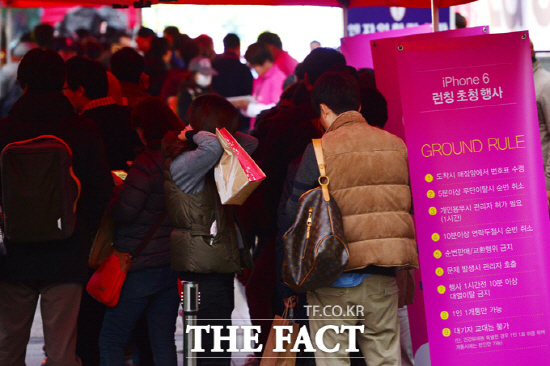 LG유플러스의 아이폰6 개통 첫 날 서울 서초구 반포1동 LG 유플러스 서초직영점에서 개통을 기다리는 고객들이 장사진을 이루고 있다. / 더팩트DB