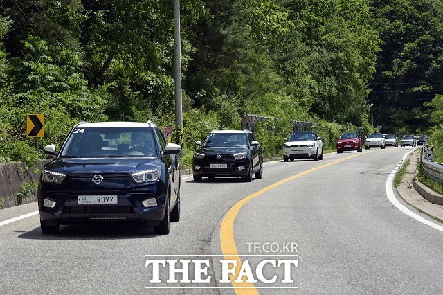 쌍용차, 쿨 드라이빙 바캉스 시승단에 시승차량 전달 쌍용자동차는 코란도 C LET 2.2 등 신규 출시한 모델들의 성능과 상품성을 체험해 볼 수 있도록 바캉스 시승단에 차량을 전달했다고 30일 밝혔다. /쌍용자동차 제공