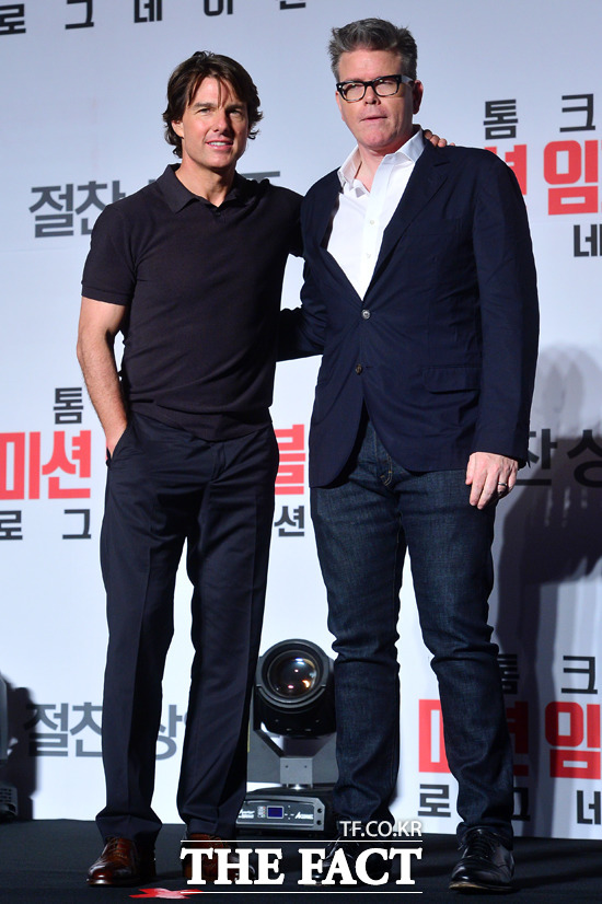 제 액션은 여전합니다 톰 크루즈(왼쪽)가 30일 오전 서울 강남구 삼성동 그랜드 인터컨티넨탈 파르나스 호텔 그랜드볼룸에서 열린 영화 미션 임파서블: 로그네이션 기자간담회에 참석해 손을 흔들고 있다. /남윤호 기자