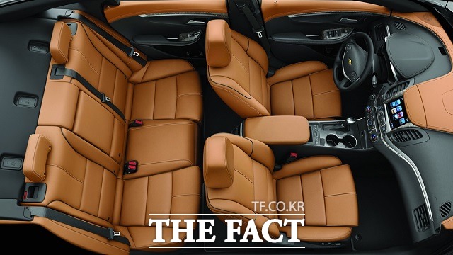 임팔라는 앞좌석 어드밴스드 에어백을 포함해 모두 10개의 에어백을 기본 적용하고 동급 최초로 운전석 및 동반석 무릎 에어백을 채택했다.