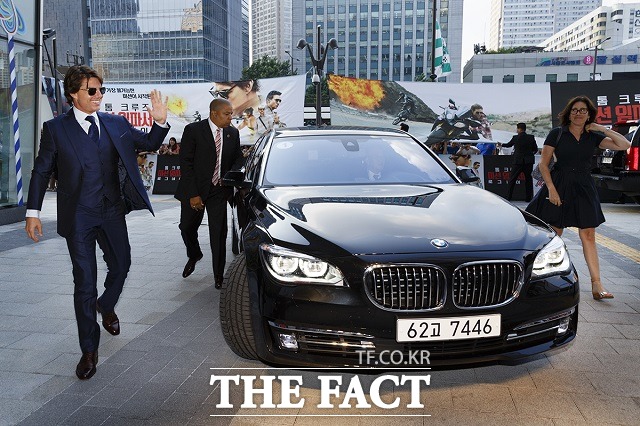 BMW 코리아, 톰 크루즈에 의전 차량 7시리즈 제공 BMW 코리아가 30일 영화 미션임파서블: 로그네이션의 홍보를 위해 방한한 배우 톰 크루즈(왼쪽)와 출연진을 위해 의전차량으로 플래그십 세단 7시리즈를 지원했다고 31일 밝혔다. / BMW 코리아 제공