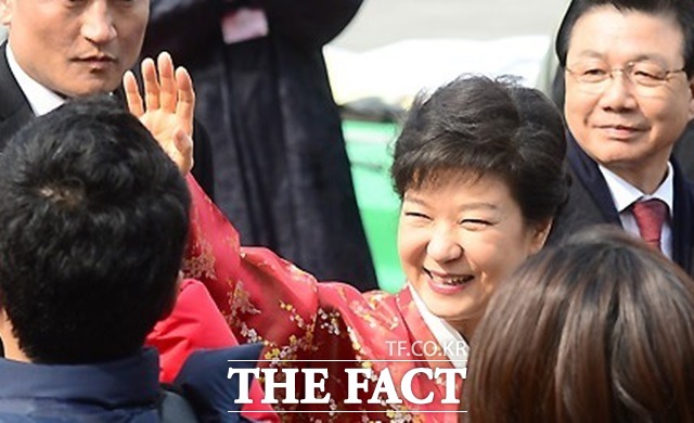 화해? 2012년 2월 25일 박근령 전 이사장이 박 대통령의 취임식에 참석하면서 그간 앙금을 푸는 듯했다.