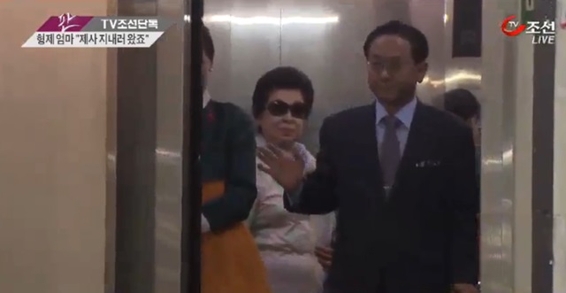 롯데家 여성 3인방 영향력 주목 롯데 형제의 난이 본격화된 가운데 롯데家 여성 3인방 시게미쓰 하츠코(둘째 부인), 신영자 롯데복지장학재단 이사장(장녀), 서미경(셋째 부인)의 입감이 어떻게 작용할지 관심이 쏠리고 있다. 동주-동빈 형제의 친모인 시게미츠 하츠코(가운데) 여사가 지난 1일 오후 일본 하네다행 비행기에 탑승하기 위해 이동하고 있다. 시게미쓰 여사는 지난달 30일 오후 김포국제공항으로 입국하는 과정에서 시아버지 제사에 참석하러 한국을 방문했다고 말했지만 정작 시아버지 기일이던 지난달 31일 서울 성북동 신동주 전 부회장 자택에서 진행된 제사에는 참석하지 않은 것으로 알려졌다. /TV조선 뉴스 갈무리