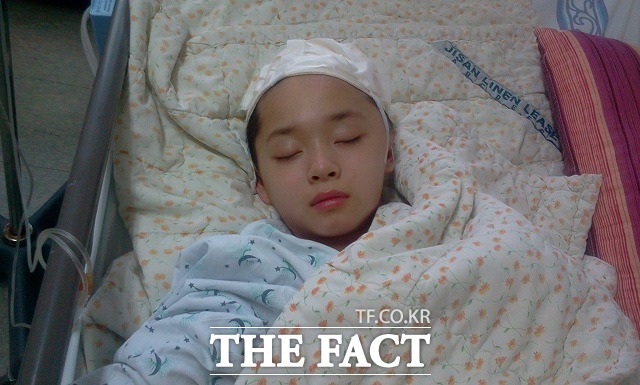 아이 잘못이 30%나… 체조 유망주 김지현은 3년 전 훈련 도중 사고로 머리를 크게 다쳐 포스코교육재단 등을 상대로 법적 소송을 벌여 일부 승소 판결을 받았으나 선수 잘못이 30%나 인정돼 항소했다. 사진은 사고 70일 후 병상 치료 모습.