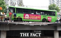 [TF클릭] 상계역 지나던 시내버스, 하천으로 추락...'14명 부상'