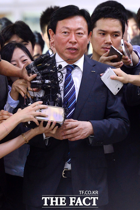 신동빈 어눌한 우리말로 답변 신동빈 회장은 지난 3일 오후 김포국제공항에 도착해 취재진의 질의응답에 일본어를 사용하지 않고 시종일관 우리말로 자신의 의견을 나타냈다. 하지만 어눌한 발음은 숨길 수 없었다. /남윤호 기자