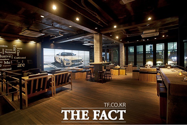 2층의 메인 공간에는 실시간 SNS 이벤트와 방명록을 남길 수 있는 대형 Media Wall을 설치해 현대적인 공간 연출과 함께 젊은 고객층과의 한층 가까운 소통을 지원한다.