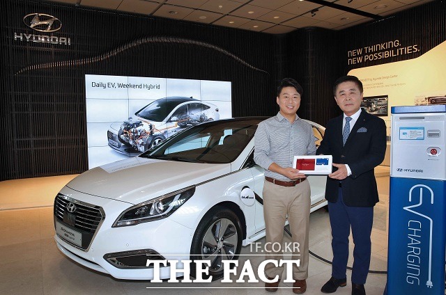 현대차, 쏘나타 플러그인 하이브리드 1호차 전달 현대자동차는 5일 오전 서울시 강남구에 있는 국내영업본부 사옥에서 곽진 현대차 국내영업본부장(오른쪽)을 비롯한 임직원이 참석한 가운데 쏘나타 플러그인 하이브리드 1호차 전달식을 진행했다. / 현대자동차 제공