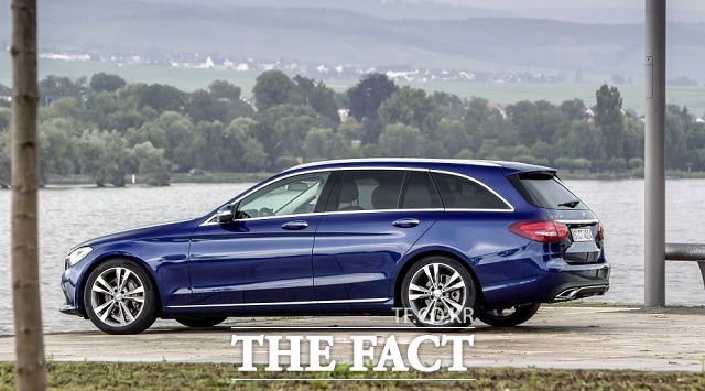 더 뉴 C클래스 이스테이트의 측면 디자인은 세단 모델과 마찬가지로 드로핑라인이 역동적인 이미지를 잘 살린다.