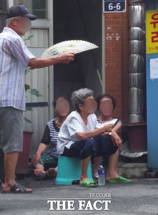 쪽방은 뜨거워 집 앞에 나와 부채질로 더위를 피하고 있는 노인들. /영등포동=이성락 기자