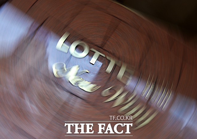 신동빈 연봉 상위권 직원 연봉 하위권 재주는 직원이 부리고 돈은 윗선이 챙기고 롯데그룹 임직원 간 연봉 구조 역시 신 회장을 비롯한 그룹 임원급과 일반 직원들 사이의 불균형이 심한 것으로 확인됐다. / 더팩트 DB