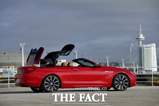 뉴 650i 컨버터블에 적용된 패브릭 소프트톱은 별도로 개방 가능한 뒷유리창이 있어 톱이 닫혀 있을 때에도 뒷창을 열 수 있다.