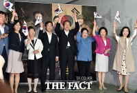 [TF사진관] '대한민국~!!' 장군의 손녀도 응원하는 특별한 영화 시사회