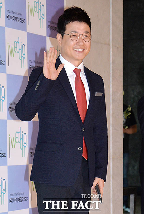 방송인 김성주가 8일 오전 서울 광장동 워커힐호텔에서 열린 가수 박현빈 결혼식에 참석해 포토타임을 갖고 있다./문병희 기자