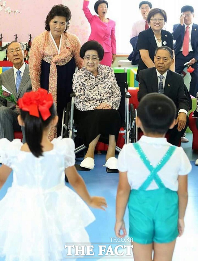 우리 손녀, 손자 생각 나네~ 북한 어린이들의 재롱잔치를 보며 미소 짓는 이 여사./더팩트 독자 제공