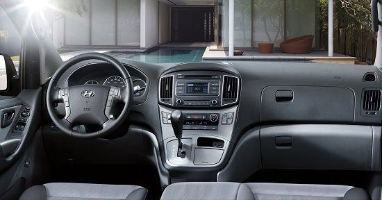 실내 조명은 기존 녹색에서 청색으로 변경돼 감성품질을 높였으며, 무선도어 잠금장치 기능이 적용된 폴딩키, 전동 접이식 아웃사이드 미러, 씨디 플레이어(CDP) 오디오 시스템 등의 기능이 전 모델에 기본 탑재됐다.
