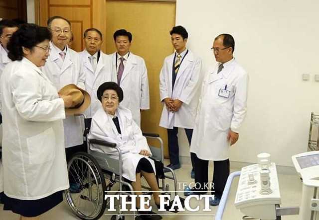 북한 의료 시설이 궁금하네요 고령의 이 여사가 휠체어를 타고 북한 의료 설비에 대한 설명을 듣고 있다./더팩트 독자 제공