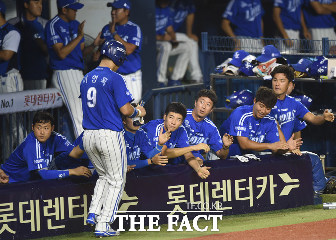 삼성 이영욱이 5회초 2사 만루서  박해민의 역전 적시타 때 득점에 성공한 뒤 더그아웃에서 동료들과 하이파이브를 나누고 있다.