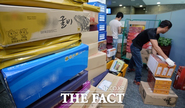 농축산업계, 김영란법저 제외해 달라 10일 오전 김재원 새누리당 의원과 한국농축산연합회, 축산관련단체협의회 주최로 열린 합리적인 김영란법 시행령 제정을 위한 대토론회에서 농축산업 종사자들은 농축산물을 김영란법 적용 대상에서 제외해 달라고 요구했다./더팩트DB