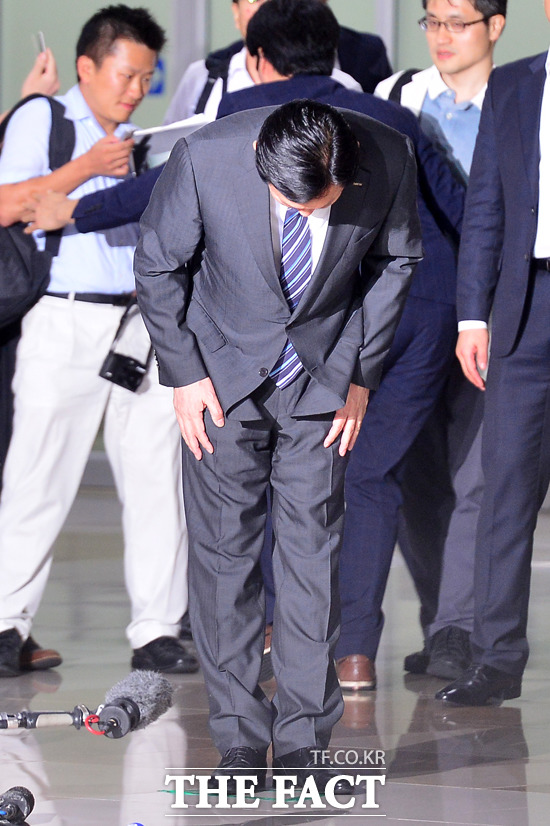 지난 3일 오후 김포국제공항을 통해 일본에서 귀국한 신동빈 롯데그룹 회장이 경영권 분쟁을 일으킨 것에 대해 고개숙여 사과했다. /남윤호 기자