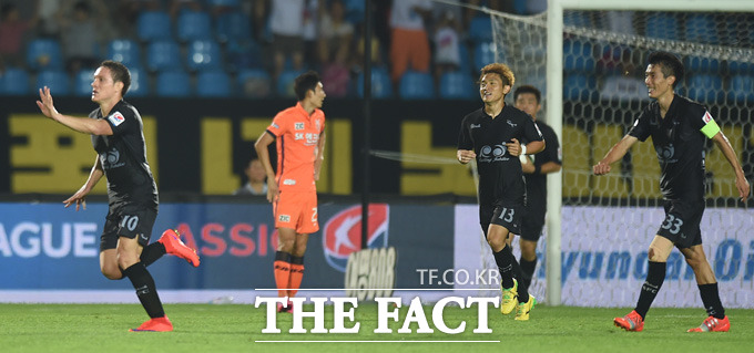 성남 레이나가 0-1로 리드를 당하던 후반 동점골을 터뜨리고 관중석으로 달려가고 있다.