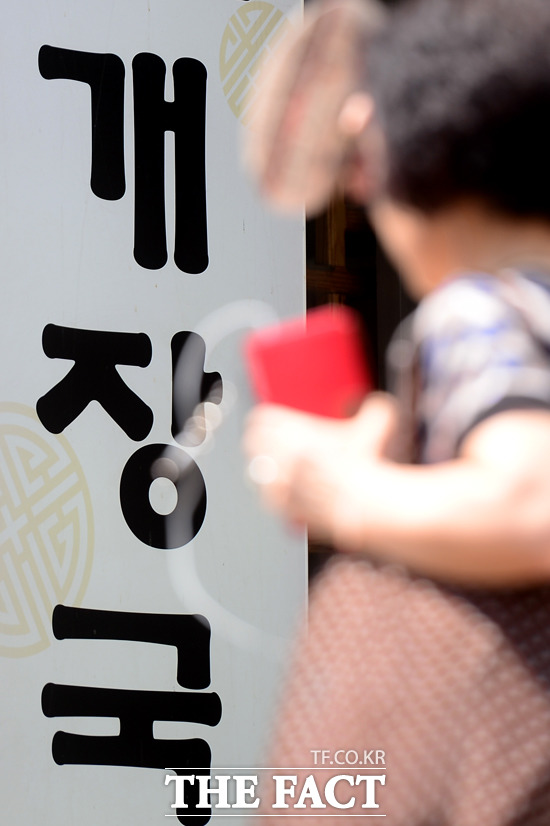 삼복 가운데 마지막에 드는 말복인 12일 오후 서울 강남구에 위치한 한 보양 식당 앞으로 시민이 뜨거운 햇볕을 가리며 걸음을 재촉하고 있다./남윤호 기자