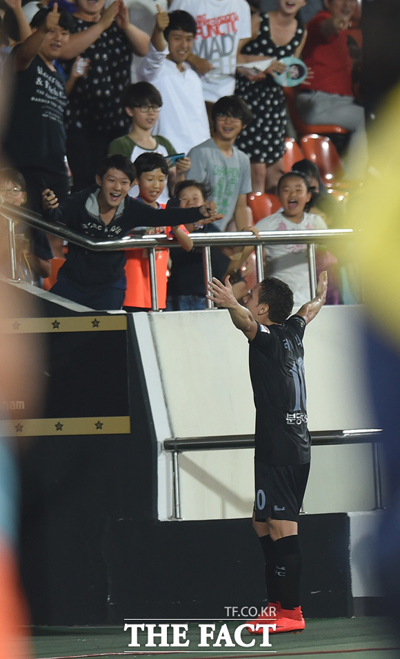 누구를 위한 세리머니? 성남 레이나가 0-1로 리드를 당하던 후반 동점골을 터뜨리고 관중석으로 달려가 환호하고 있다.