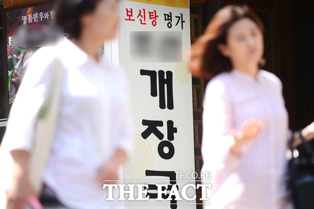 보신탕 대신 삼계탕? 말복날인 12일 오후 1시 30분경 서울 강남구에 위치한 보양 식당 앞으로 시민들이 바쁜 걸음을 걷고 있다.