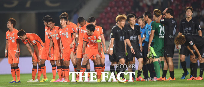 성남과 제주 선수들이 1-1 무승부로 경기를 마친 후 아쉬운 표정으로 팬들에게 인사를 하고 있다.