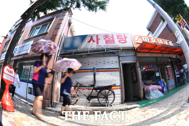 점심 시간에도 발길이... 삼복 가운데 마지막 복날인 12일 정오 서울 동작구에 위치한 한 보양 식당을 시민들이 지나치고 있다.