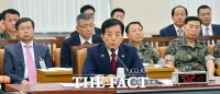 [TF포토] 북한의 지뢰도발 관련 현안 보고 하는 한민구 국방부장관
