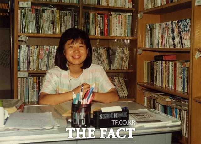 서영교 새정치민주연합 의원의 정치는 그의 어머니 이영자 여사의 적극적인 지지로 시작했다.  면목동 푸른소나무 무료 도서대여실 대표 시절의 서 의원. / 서영교 의원실 제공