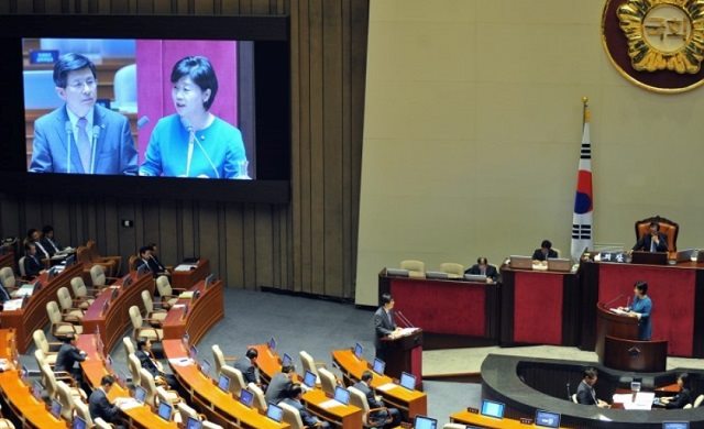 서 의원의 별명은 사이다 아줌마이다. 지난 6월 24일 황교안 국무총리를 상대로 한 대정부질문에서 황 총리를 향해 5월 20일 날 환자가 나왔는데, 그 전에 있었던 일이 나오고 있는데 6월 24일이 되어서 우리 총리께서 이제 확인해 보겠다고 하면 이게 대한민국입니까?라고 지적하며 붙은 별명이다. / 서영교 의원 블로그